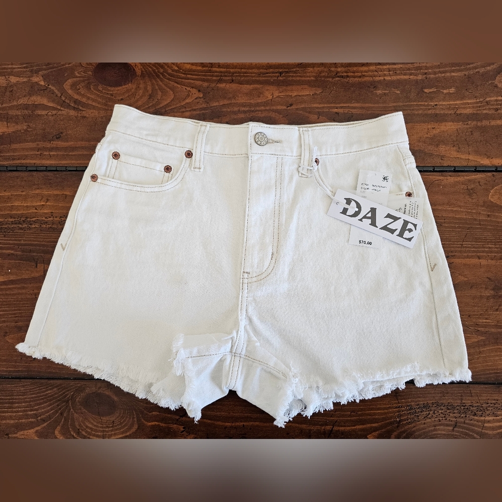NWT Daze Women's White Frayed Hem Denim Cotton Jean Shorts. Size 30 3" Inseam